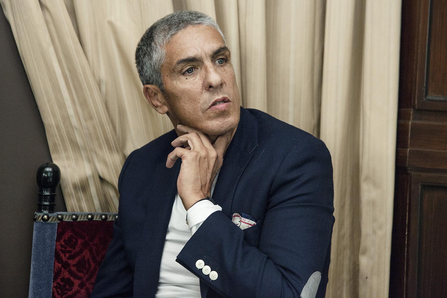 En mode mouchoir en tissu et boutons de manchett