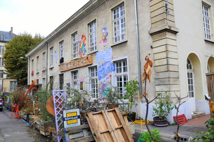 Les locaux du Jardin d'Alice, vus de la cour de la casern