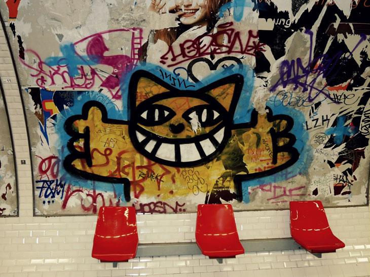 M.Chat sourit aux passants du métr