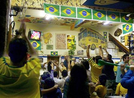 Les glitchers éteignent les retransmissions du Mondial dans les bars parisiens