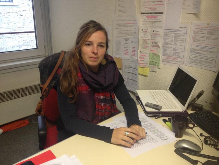 Alice Dupouy dans son bureau de la Cimade à l'annex