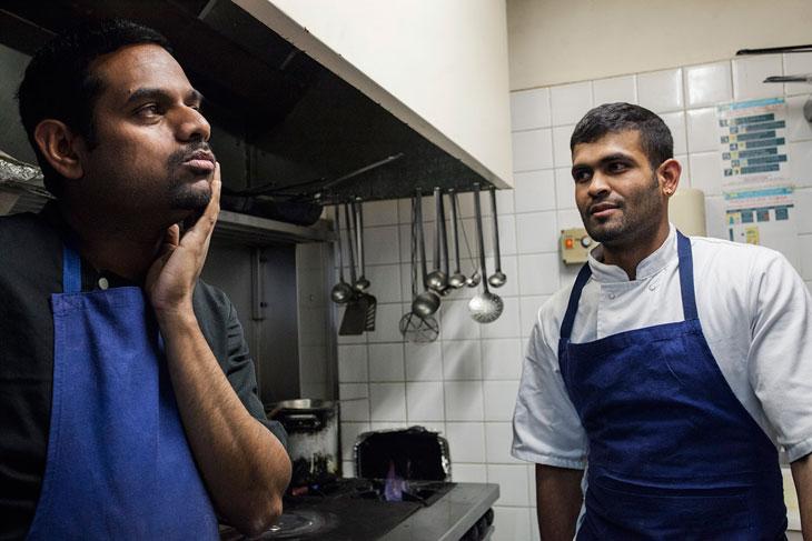 Christy et Regan, les cuistots du Paris, en pleine conversatio