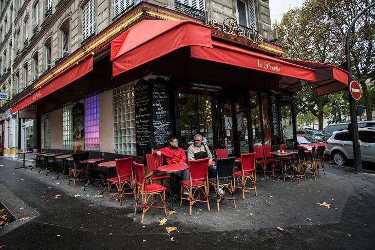 Le café Le Paris est géré par un Tamoul et ses compatriotes sont aux fournau