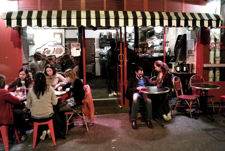 La devanture de la pizzéria, côté pile du 5, rue Sedain