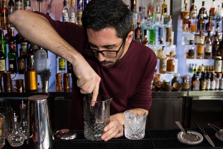 Romain Chassang prépare un Mexican Mule à StreetPress. Il est 10h du mat'