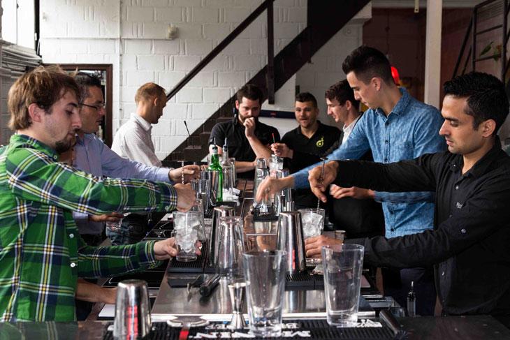 Des aspirants barmen à Drinking Better, le petit business de Romain Chassan