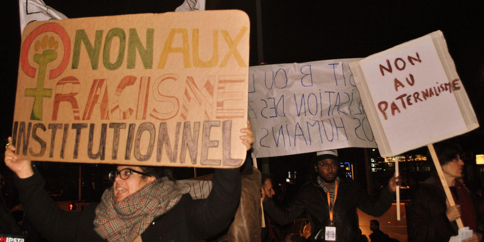 Manif contre Exhibit B, la performance qui montre des Noirs en cage