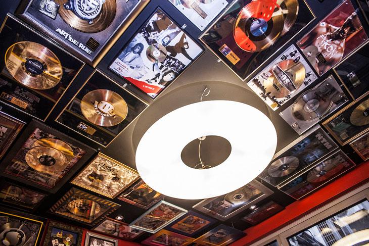 Bouneau, c’est peut-être l’homme le plus influent de l’industrie du rap en France