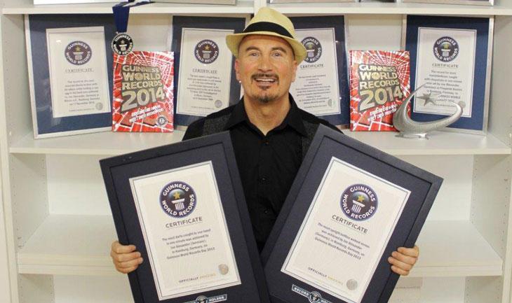 Le cascadeur allemand Joe Alexander, récompensé pour avoir attrapé à mains nues et les yeux bandés 4 flèches en 2m