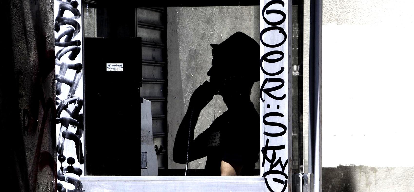 Qui utilise encore les cabines téléphoniques ?