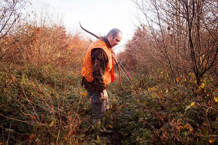 Cyril alterne entre son arc traditionnel en bois et son compound, sa « Rolls »
