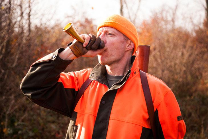 Trois coups de trompes annoncent systématiquement le début des hostilités