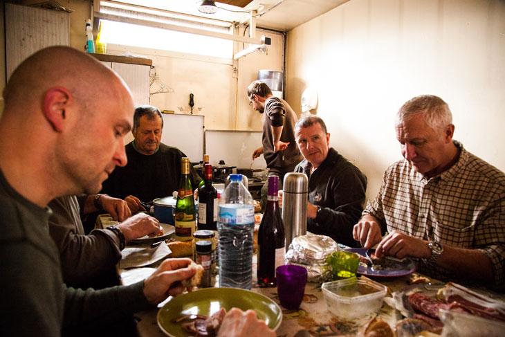 C’est dans un camion frigo qu’ils partagent repas et pinard