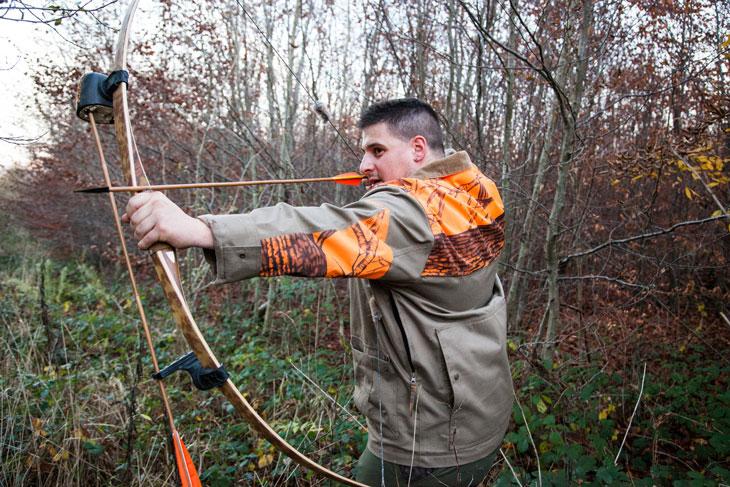 Pilou, 23 ans, juste avant qu'il ne décoche une flèche à un sanglie