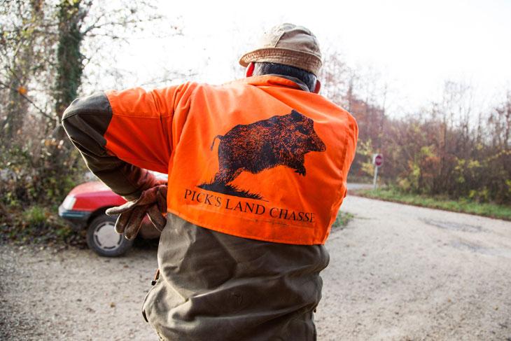Le gilet orange réglementaire, histoire de ne pas être pris pour un cochon sauvage