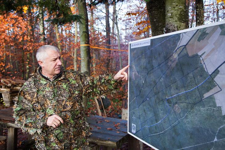Francis donne ses dernières consignes, devant des photos satellites de la forêt