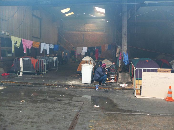 Le hangar du squat dans la fumé