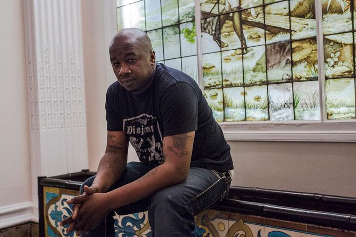 Dia dans son bureau du 16e, au 3e étage d’un immeuble cossu près du Trocadéro