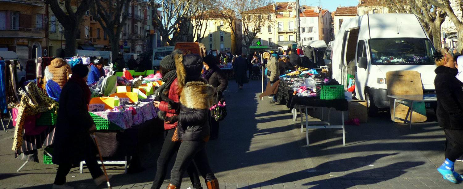 Sur le marché de Perpignan, solidarité et débrouille entre gitans et arabes