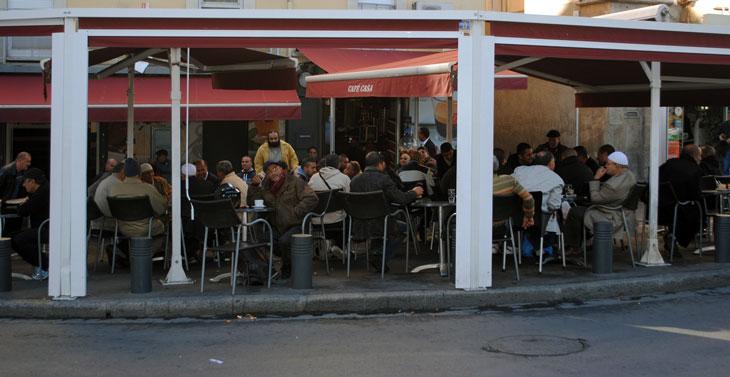 La terrasse du Café Casa, un des plus anciens de Perpignan, est bondée de clients masculins