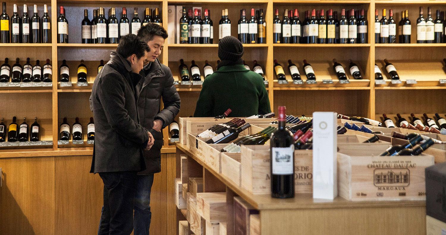 A Paris, le boum des cavistes chinois