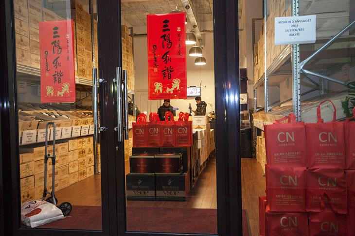 La cave à vins de Nicolas Cai, 23 ans, est en plein coeur de l’un des fiefs de la communauté chinoise à Paris