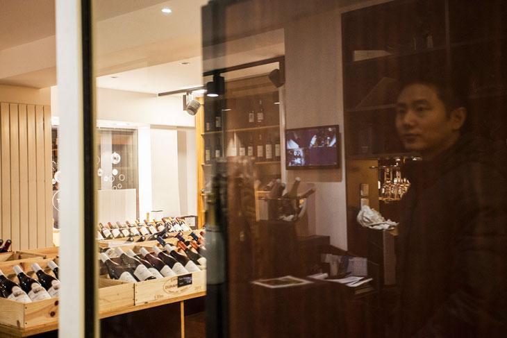 Certains touristes asiatiques à Paris sont également des commerçants en Chine et donc des possibles futurs collaborateurs