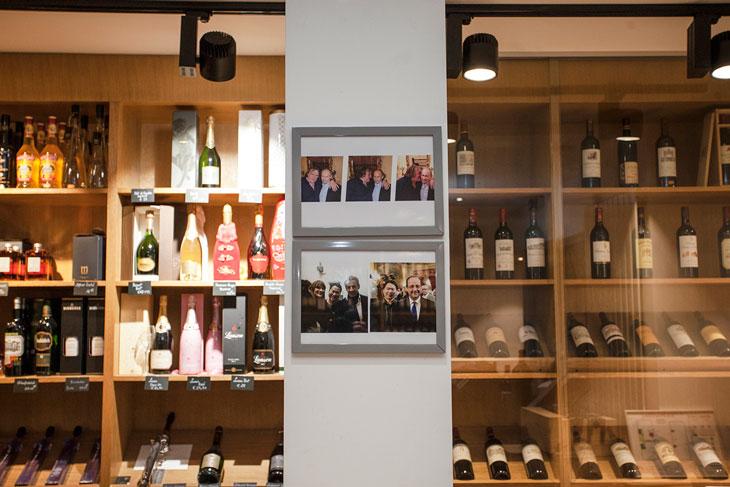 Le propriétaire de la cave, pas peu fier, pose avec Hollande, Sarkozy et Carla, sous Poutine et Depardieu copains comme cochon