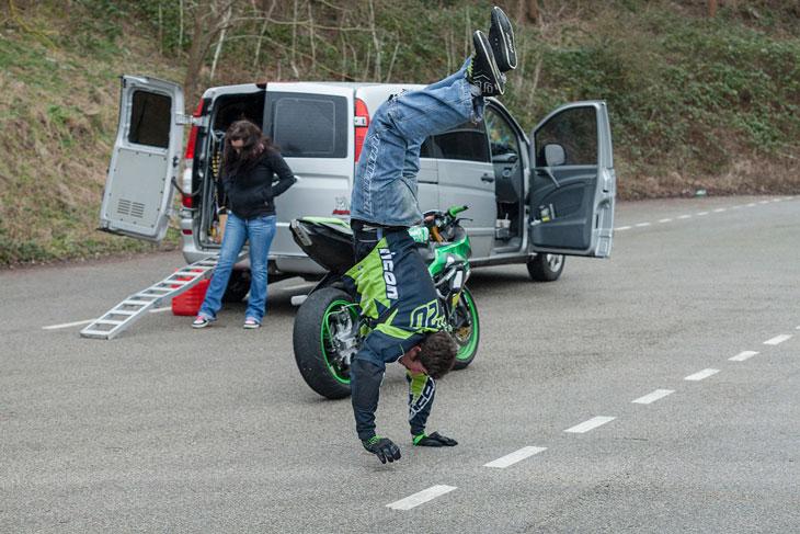 GuiGui fait le mariole devant le camion qui transporte les bécanes, puisqu'elles sont interdites de route