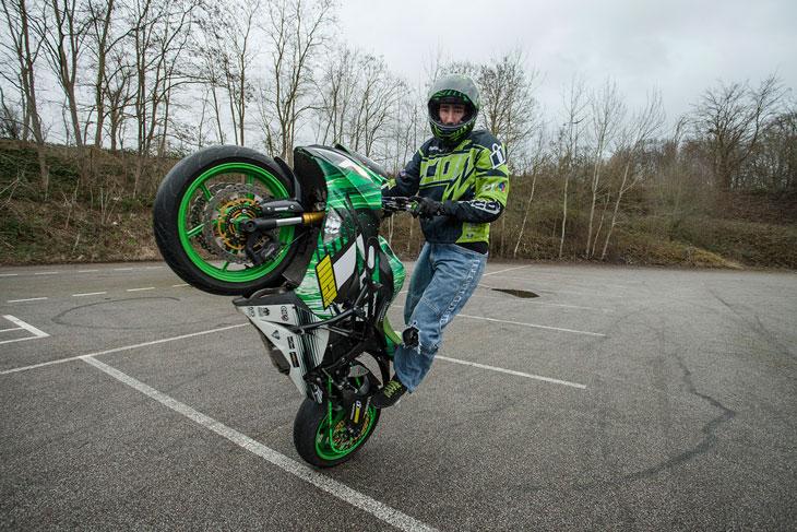 Le stunt, c’est un sport de moto en provenance des US, des années 1980. Le but : enchaîner les figures en bécane