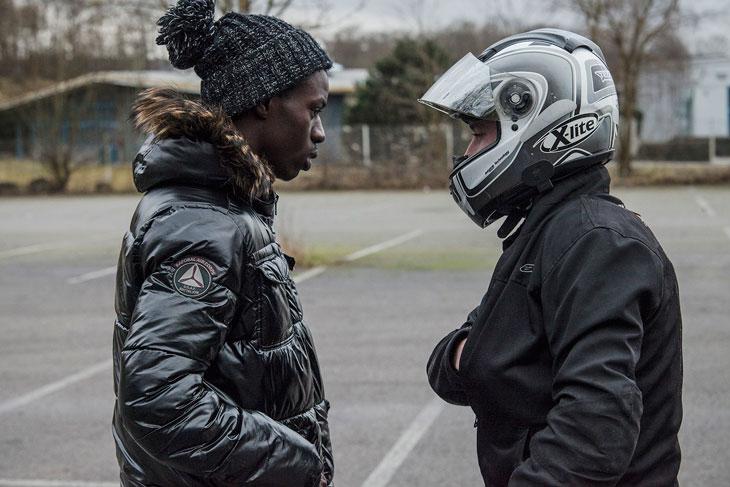 Nico négocie avec Hamad ses services pour le tournage d'un clip.