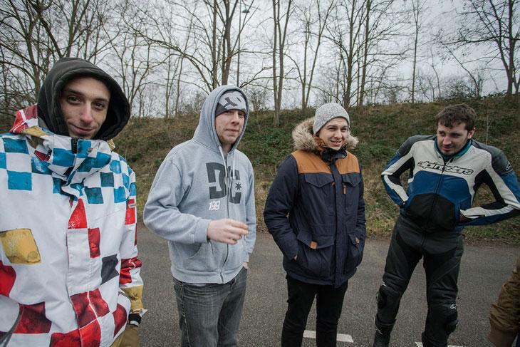 Chaque week-end, tout le monde passe voir les stunters s’entraîner et se rencontrer : « Faut voir en été, c’est un bordel ! 