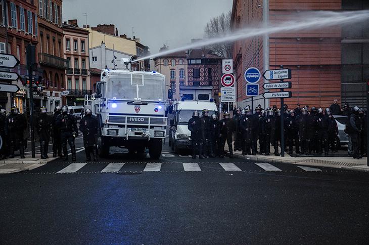 Pour disperser les manifestants, les forces de l'ordre sortent les canons à eau.