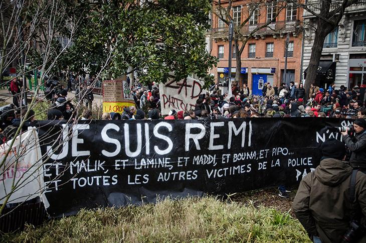 Une banderole en hommage à Rémi Fraisse est déployée.