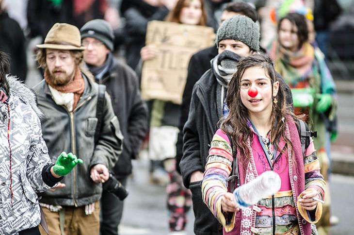 Ambiance zen : Dreadlocks, fringues de rave et odeurs de joint.