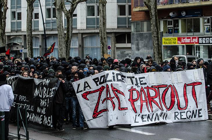 « La BAC a balancé des lacrymogènes, elle est intervenue de suite pour isoler la tête de la manif. 