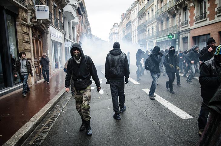 Coursés par les CRS, les black blocs se faufilent dans les ruelles de la ville