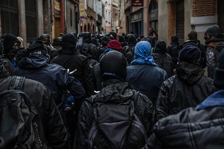 A l'approche du cortège, les boutiques se ferment.