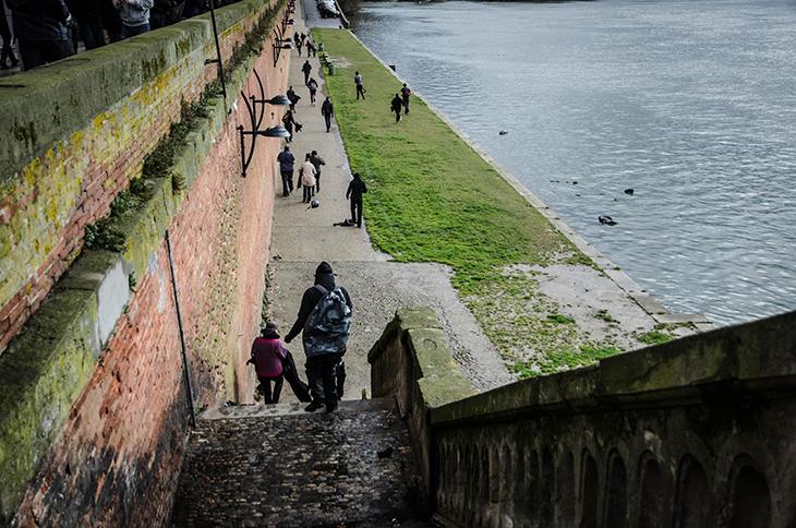 Pour ne plus être reconnaissables, ils se débarrassent de leur accoutrement et de leurs cagoules dans la Garonne