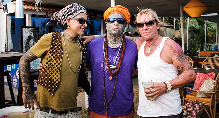 Guy (à droite), l'acteur de Dikkenek se la kiff à Goa.