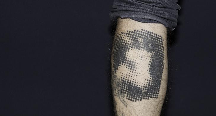 La tête de chèvre stylisée qu’il porte sur le mollet droit part d’une blague avec son frangin