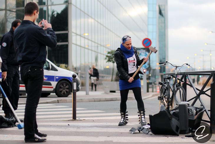 Electre éclate des téléviseurs devant le siège de TF1