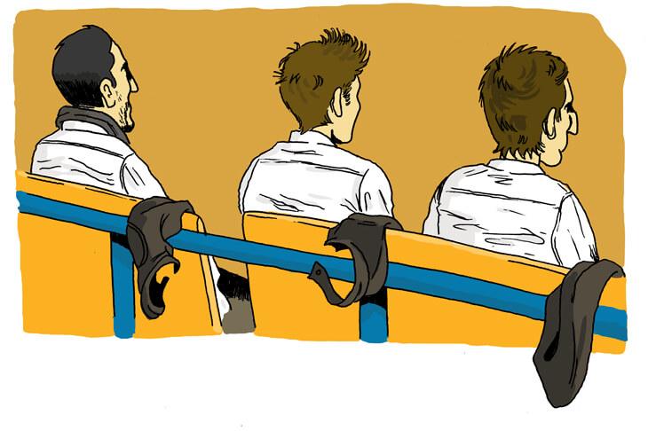 Dan, Michael et Dan sont sur le banc des accusés