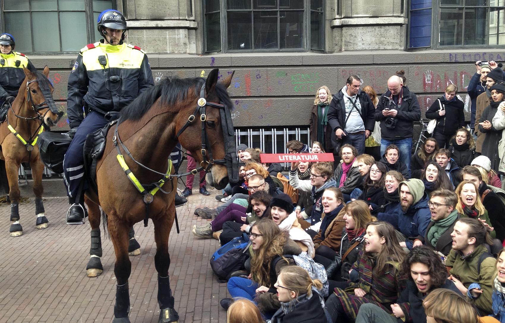 À Amsterdam, ça se castagne entre étudiants, flics et fac