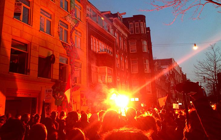 Les flambeaux anarchistes illuminent la Spuistraat