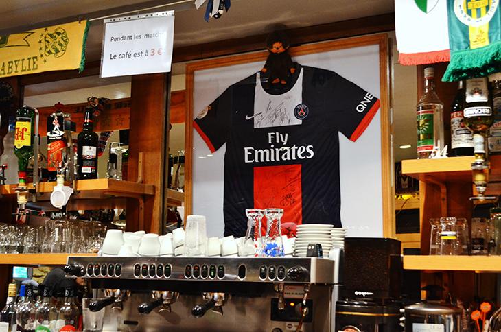 « C'est un client qui me l'a offert. Il a gagné une rencontre avec les joueurs grâce à un concours RMC, et il a préféré mettre le maillot ici plutôt que de le garder chez lui. 