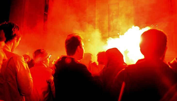 La route est bientôt bloquée par les supporters qui allument des fumigènes.