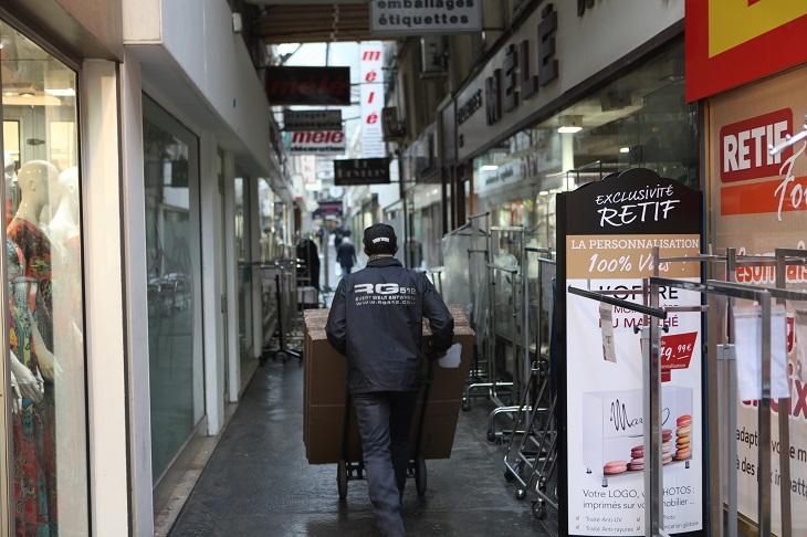 De 8h30 à 18h30, des manutentionnaires arpentent le Sentier et ses nombreuses galeries commerçantes