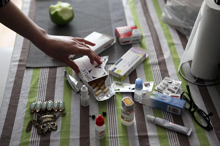 La compagne de Hassan montre les médicaments qu'il doit prendre chaque jou