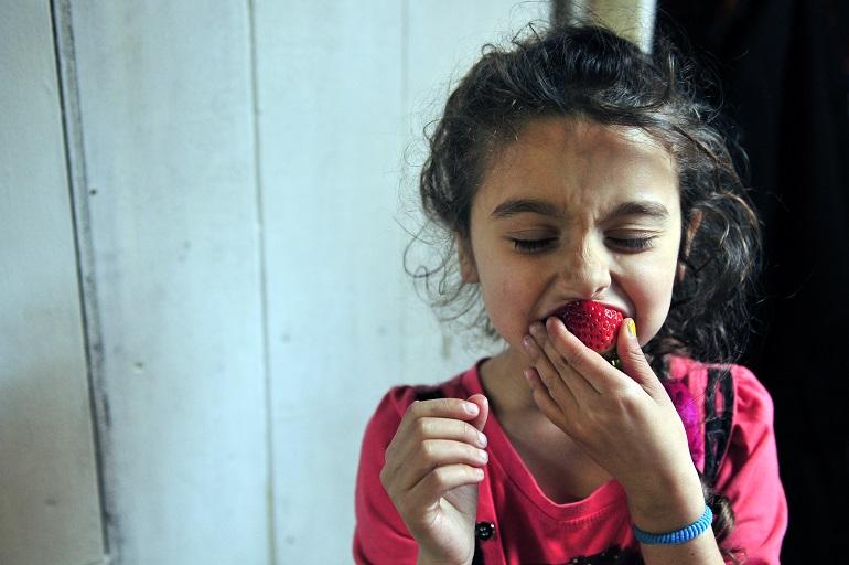 Cassandra mange goulument une fraise. « Elle me demande souvent des fruits ou des gâteaux » raconte sa mèr